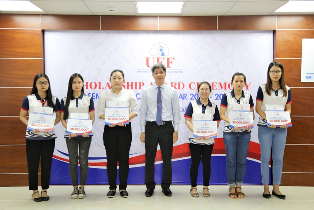 Sinh viên được tiếp thêm động lực học tập từ quỹ học bổng UEF - Ảnh 1.