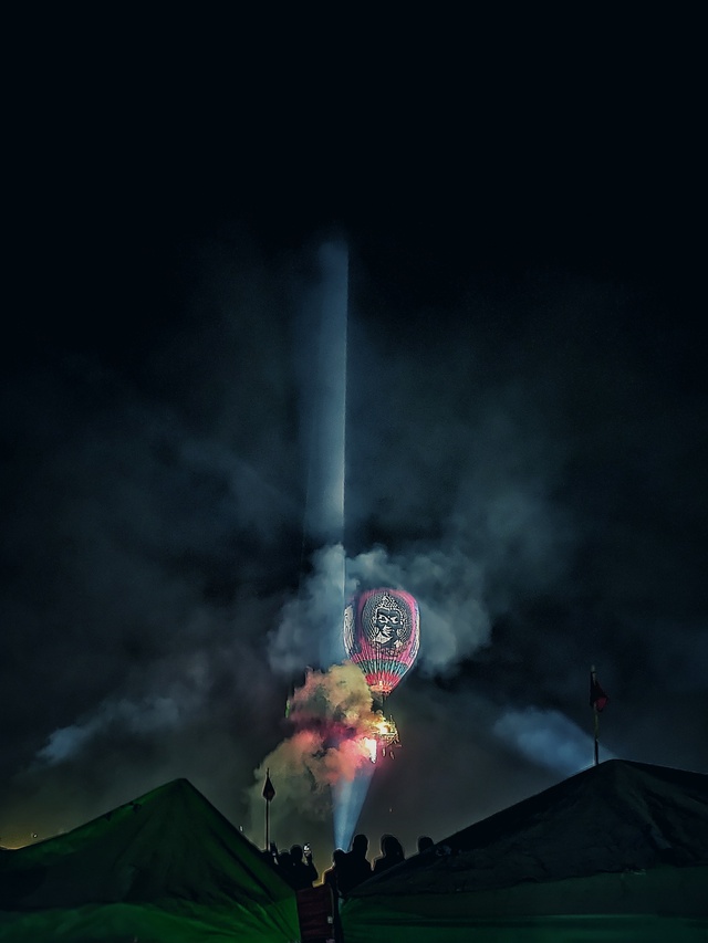 Thả lửa lên trời cùng lễ hội khinh khí cầu Taunggyi - Ảnh 13.