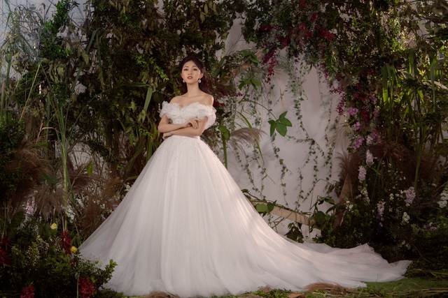 &Aacute; hậu Thanh T&uacute;: Lộ diện v&aacute;y cưới Cinderella trị gi&aacute; 400 triệu - Ảnh 2.
