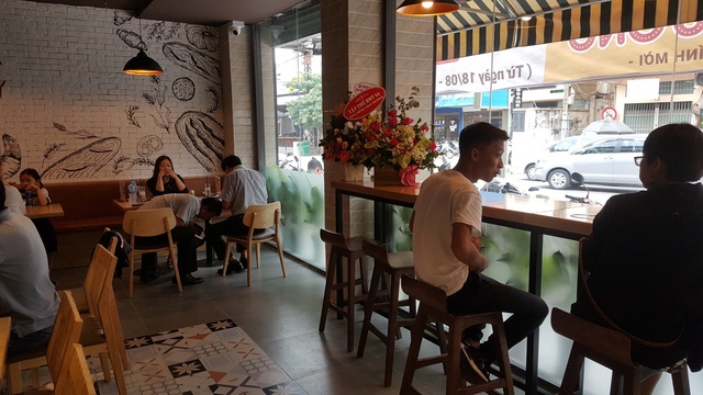 Bật mí sức hút của cửa hàng bánh mì tồn tại suốt 14 năm trong lòng người Sài Gòn - Ảnh 1.