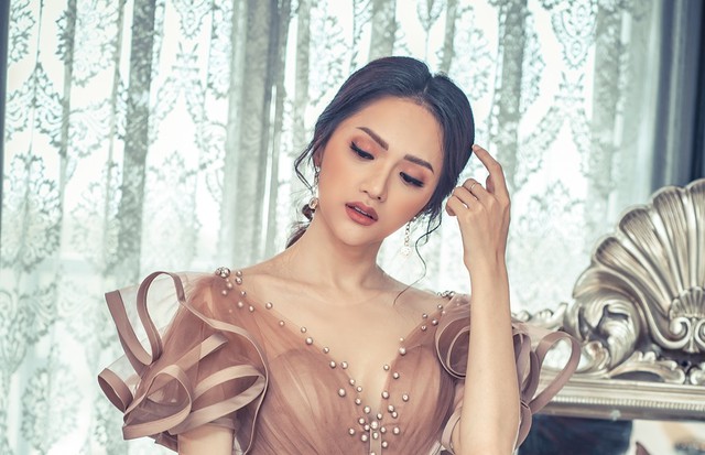 Hương Giang v&agrave; Di Băng sẽ c&ugrave;ng &ldquo;đọ d&aacute;ng&rdquo; trong fashionshow của Joli Poli - Ảnh 1.