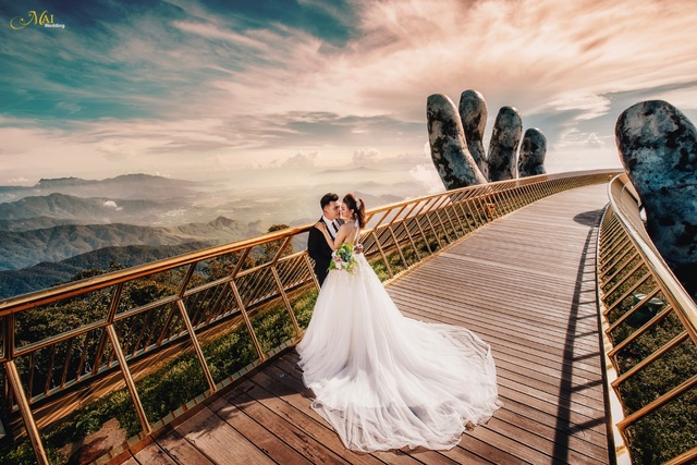 Cây cầu Vàng Đà Nẵng thu hút hàng nghìn cặp đôi “đổ xô” về chụp ảnh cưới - Ảnh 1.