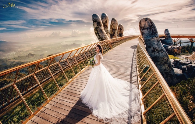 Cây cầu Vàng Đà Nẵng thu hút hàng nghìn cặp đôi “đổ xô” về chụp ảnh cưới - Ảnh 2.