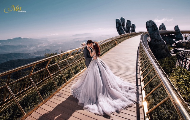 Cây cầu Vàng Đà Nẵng thu hút hàng nghìn cặp đôi “đổ xô” về chụp ảnh cưới - Ảnh 3.