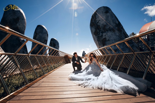 Cây cầu Vàng Đà Nẵng thu hút hàng nghìn cặp đôi “đổ xô” về chụp ảnh cưới - Ảnh 4.