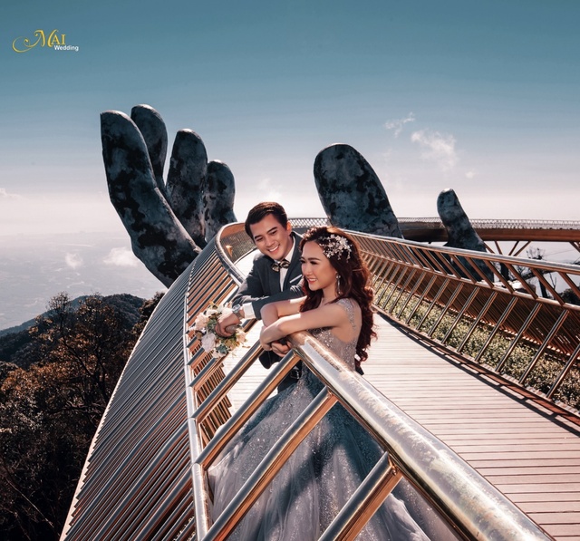 Cây cầu Vàng Đà Nẵng thu hút hàng nghìn cặp đôi “đổ xô” về chụp ảnh cưới - Ảnh 5.