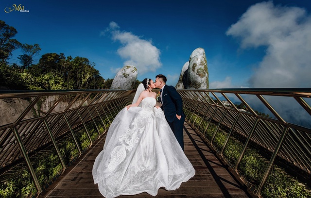 Cây cầu Vàng Đà Nẵng thu hút hàng nghìn cặp đôi “đổ xô” về chụp ảnh cưới - Ảnh 7.