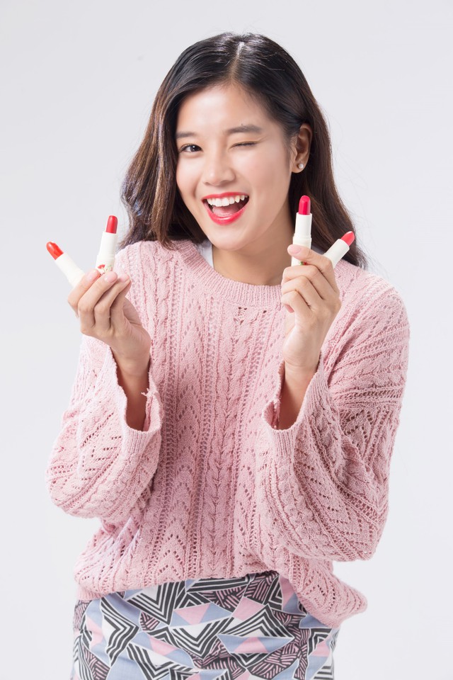 Học Ho&agrave;ng Yến Chibi biến h&oacute;a thần sầu với son dưỡng 4 m&agrave;u từ nước &eacute;p tr&aacute;i c&acirc;y nguy&ecirc;n chất - Ảnh 2.