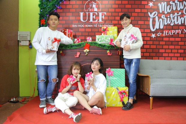 Không cần đi đâu xa, sinh viên UEF đã có thể cho ra đời bộ ảnh Giáng sinh siêu chất ngay khuôn viên trường - Ảnh 1.