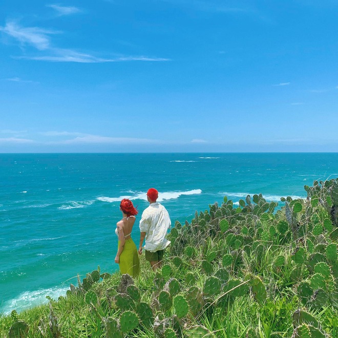 Bộ ảnh check-in của cặp đôi “đầu đỏ giữa biển xanh” nổi nhất MXH hiện nay, concept du lịch lý tưởng hè này! - Ảnh 4.