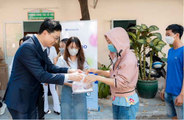 Shinhan Life Việt Nam trao tặng 1.300 suất ăn trưa cho Bệnh viện Nhi đồng 2 - Ảnh 2.