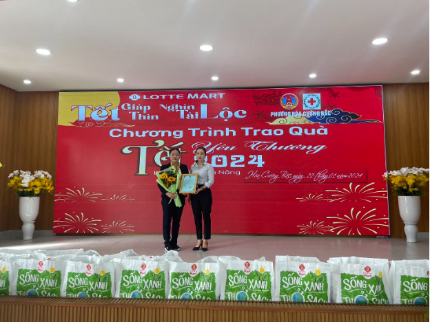 LOTTE Mart tiếp nối chương trình trao tặng 16 tấn gạo yêu thương - Ảnh 1.